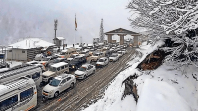 Thousands of tourists spend freezing night in Atal tunnel | India News