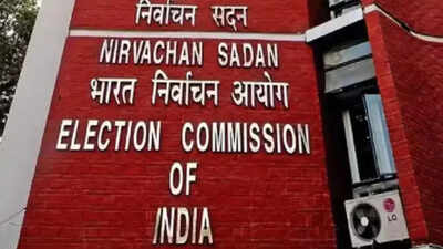 Election Commission transfers 4 cops in 3 Kolkata police stations | India News
