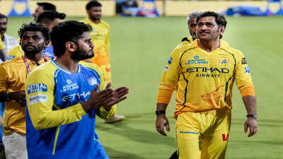 One last time in yellow? MS Dhoni leaves Chepauk emotional after SRH defeat