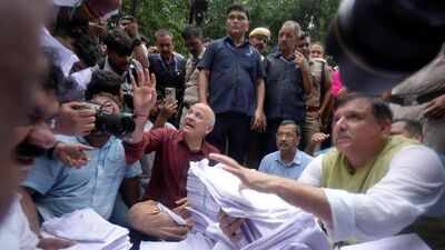 AAP protest E20 petrol policy: Kejriwal, Sisodia stage sit-in after march to PM Modi’s residence stopped | India News